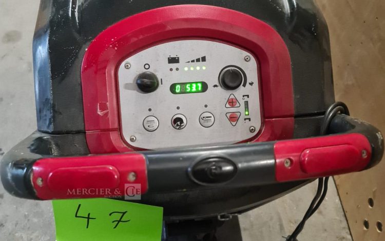 Autre Auto laveuse , model AS5160T , puissance 1176w  24V  , IP24 marque VEPER  47