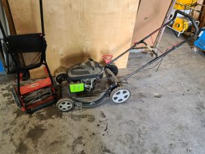 Autre lot d’une Tondeuse tracté et une tondeuse manuelle  71