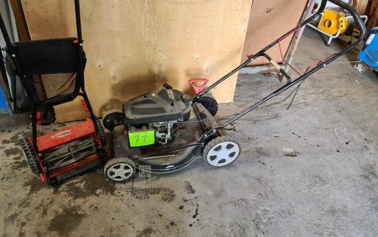 Autre lot d’une Tondeuse tracté et une tondeuse manuelle  71
