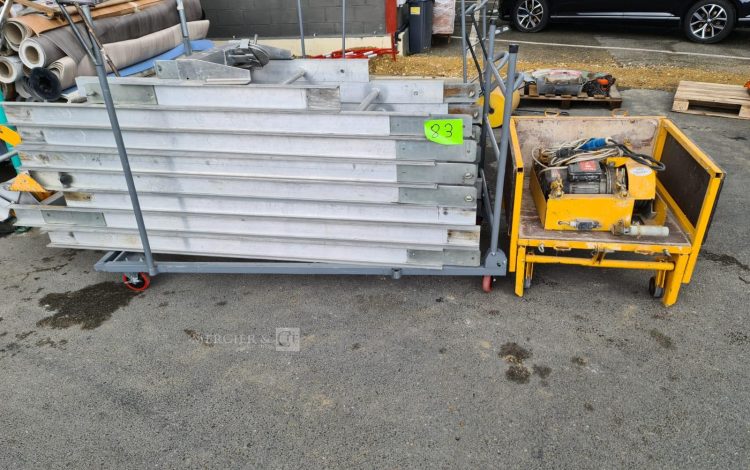 Autre Monte matériaux 6 échelles de 2 m + échelle de départ  + coude + panier avec gri  82
