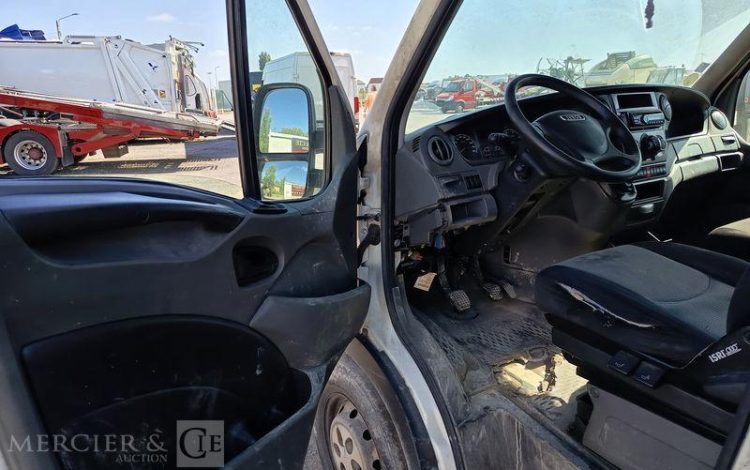 IVECO 3T5 BACHE BLANC CH-128-AH