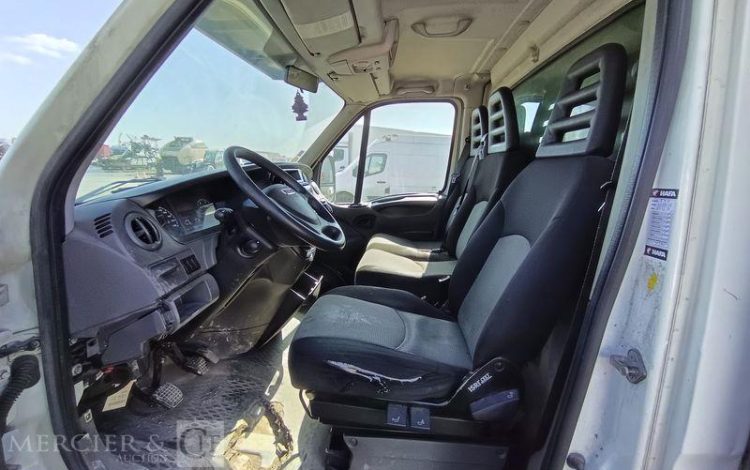 IVECO 3T5 BACHE BLANC CH-128-AH