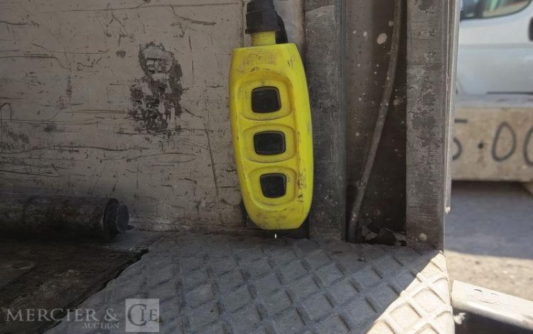IVECO 3T5 BACHE BLANC CH-128-AH