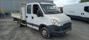 IVECO 35C13 2,3LD DPF 126CV BENNE AVEC COFFRE ACIER DIESEL -167915 KMS – ANNEE 2012 BLANC CM-290-SR
