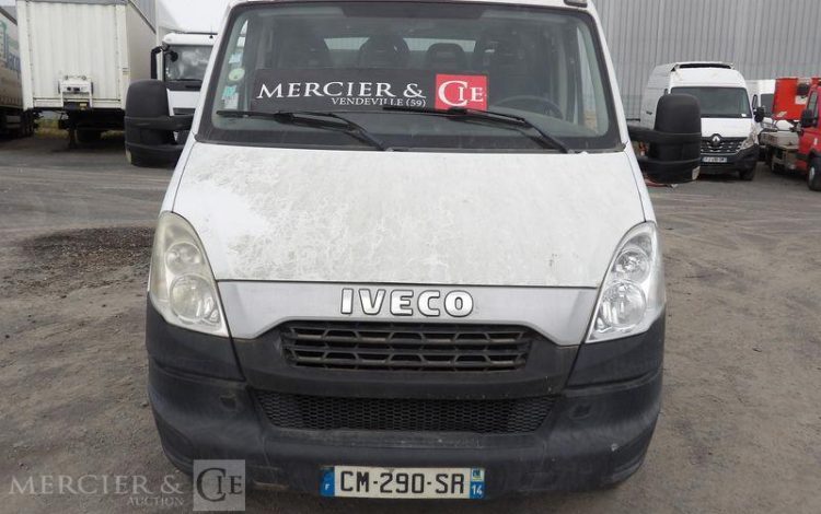 IVECO 35C13 2,3LD DPF 126CV BENNE AVEC COFFRE ACIER DIESEL -167915 KMS – ANNEE 2012 BLANC CM-290-SR