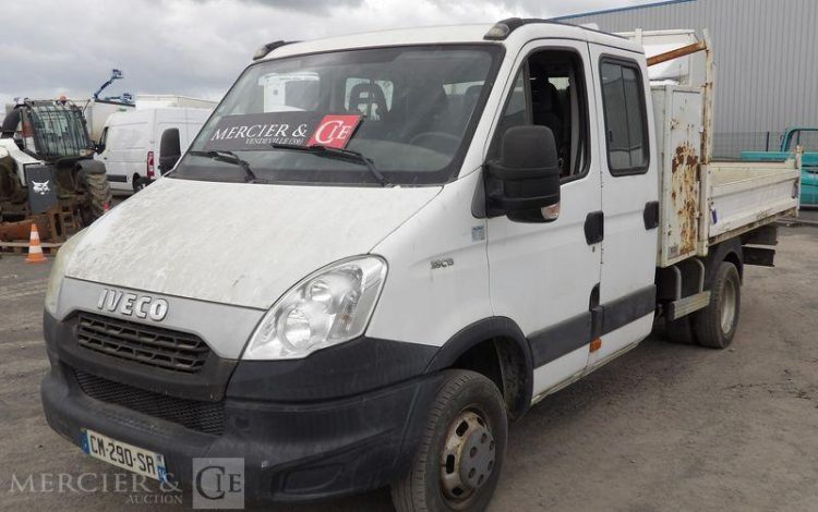 IVECO 35C13 2,3LD DPF 126CV BENNE AVEC COFFRE ACIER DIESEL -167915 KMS – ANNEE 2012 BLANC CM-290-SR