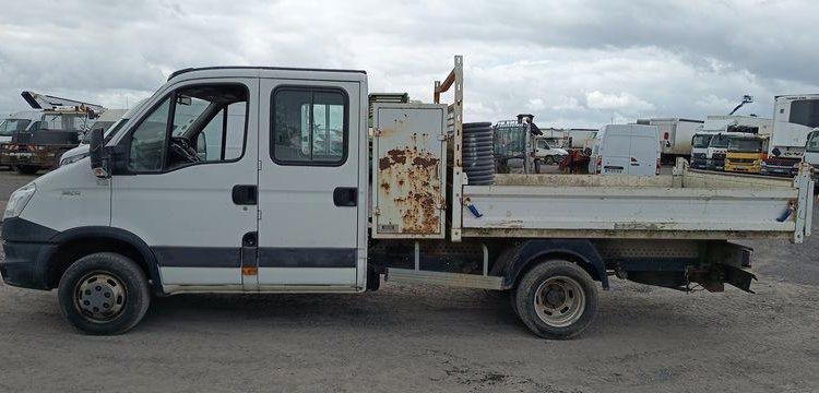 IVECO 35C13 2,3LD DPF 126CV BENNE AVEC COFFRE ACIER DIESEL -167915 KMS – ANNEE 2012 BLANC CM-290-SR