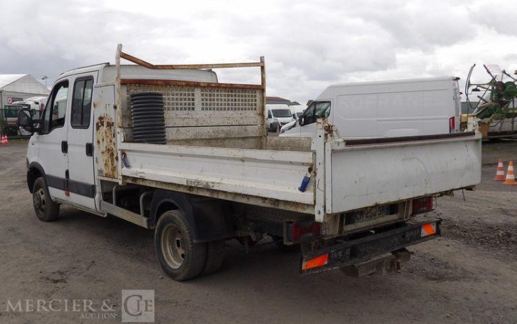 IVECO 35C13 2,3LD DPF 126CV BENNE AVEC COFFRE ACIER DIESEL -167915 KMS – ANNEE 2012 BLANC CM-290-SR