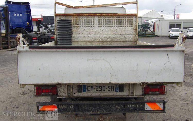 IVECO 35C13 2,3LD DPF 126CV BENNE AVEC COFFRE ACIER DIESEL -167915 KMS – ANNEE 2012 BLANC CM-290-SR