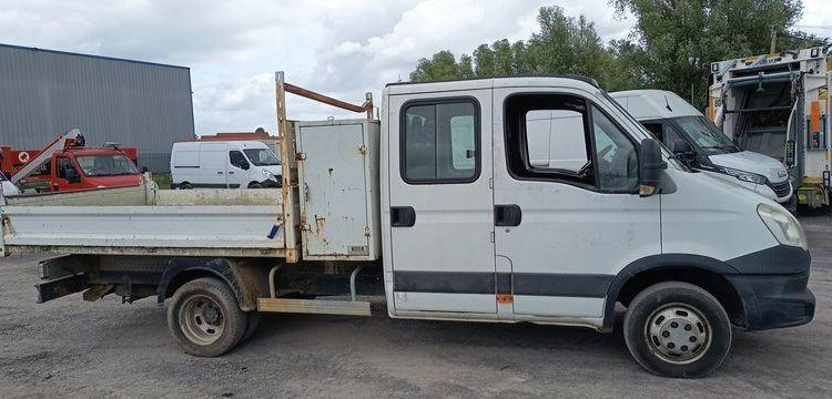 IVECO 35C13 2,3LD DPF 126CV BENNE AVEC COFFRE ACIER DIESEL -167915 KMS – ANNEE 2012 BLANC CM-290-SR