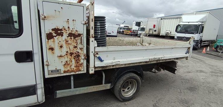 IVECO 35C13 2,3LD DPF 126CV BENNE AVEC COFFRE ACIER DIESEL -167915 KMS – ANNEE 2012 BLANC CM-290-SR