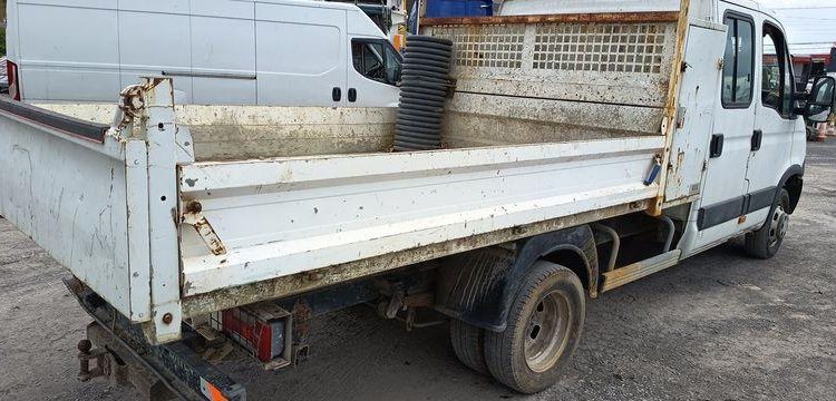 IVECO 35C13 2,3LD DPF 126CV BENNE AVEC COFFRE ACIER DIESEL -167915 KMS – ANNEE 2012 BLANC CM-290-SR