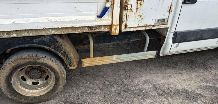 IVECO 35C13 2,3LD DPF 126CV BENNE AVEC COFFRE ACIER DIESEL -167915 KMS – ANNEE 2012 BLANC CM-290-SR