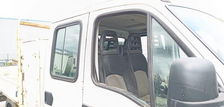 IVECO 35C13 2,3LD DPF 126CV BENNE AVEC COFFRE ACIER DIESEL -167915 KMS – ANNEE 2012 BLANC CM-290-SR