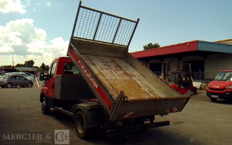 IVECO 35-130 BENNE SIMPLE CABINE COFFRE ROUGE DX-902-QN