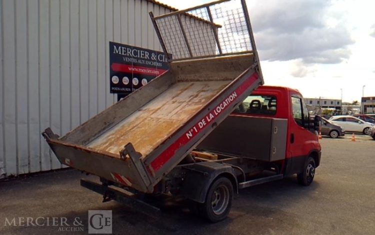 IVECO 35-130 BENNE SIMPLE CABINE COFFRE ROUGE DX-902-QN