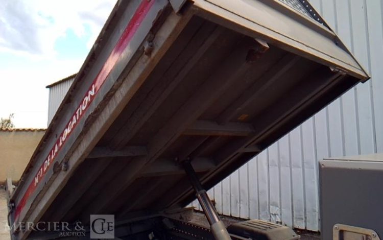 IVECO 35-130 BENNE SIMPLE CABINE COFFRE ROUGE DX-902-QN