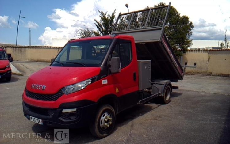IVECO 35-130 BENNE SIMPLE CABINE COFFRE ROUGE DX-902-QN
