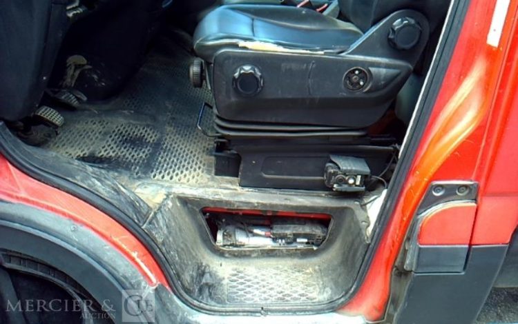 IVECO 35-130 BENNE SIMPLE CABINE COFFRE ROUGE DX-902-QN
