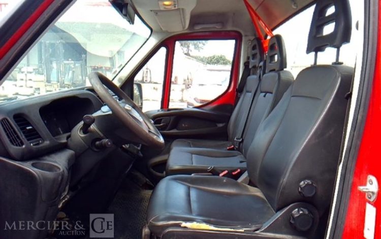 IVECO 35-130 BENNE SIMPLE CABINE COFFRE ROUGE DX-902-QN