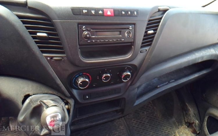 IVECO 35-130 BENNE SIMPLE CABINE COFFRE ROUGE DX-902-QN