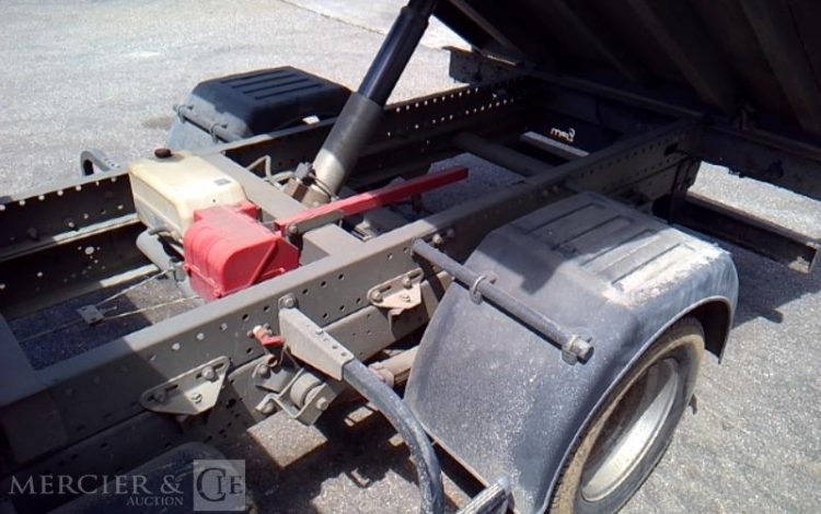 IVECO 35-130 BENNE SIMPLE CABINE COFFRE ROUGE DX-902-QN