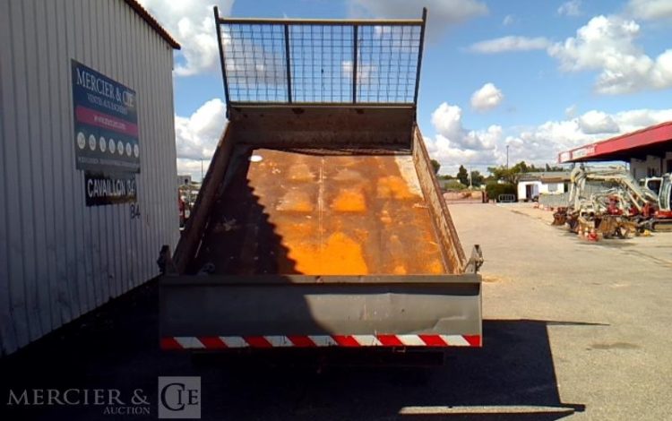 IVECO 35-130 BENNE SIMPLE CABINE COFFRE ROUGE DY-406-WM
