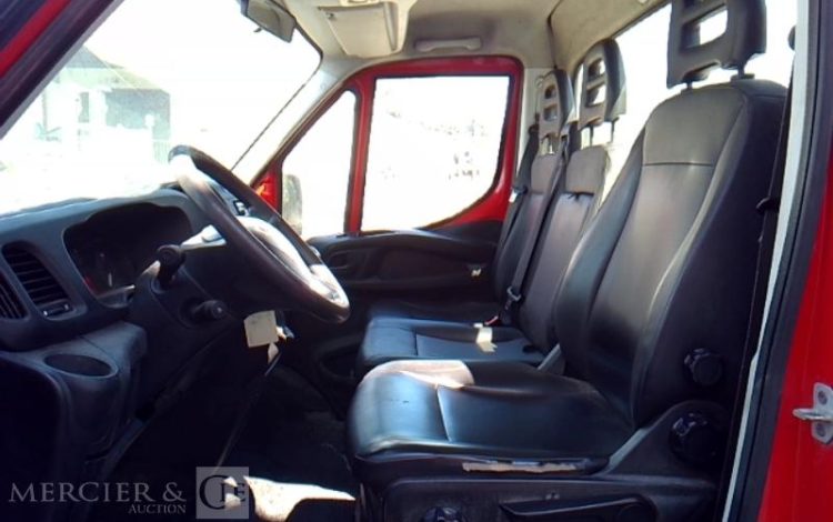 IVECO 35-130 BENNE SIMPLE CABINE COFFRE ROUGE DY-406-WM