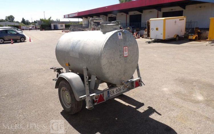 HUBIERE CITERNE A EAU  EK-806-QC