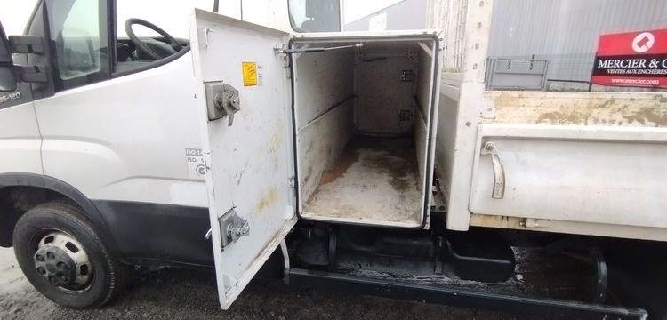 IVECO 35C12 BENNE AVEC COFFRE ACIER DIESEL – 175183 KMS – ANNEE 2017 BLANC EP-130-SL