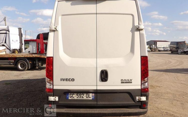 IVECO DAILY BLANC GC-592-DL