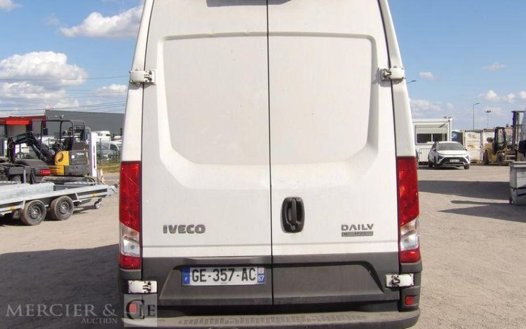 IVECO DAILY BLANC GE-357-AC