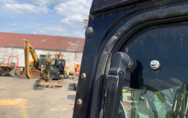 CATERPILLAR 3,05E+04  PEL748058
