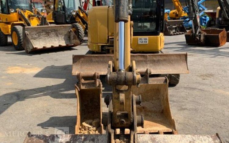 CATERPILLAR 3,05E+04  PEL748058