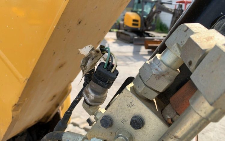 CATERPILLAR 3,05E+04  PEL748058