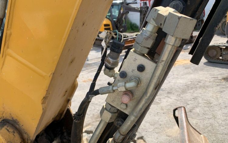 CATERPILLAR 3,05E+04  PEL748058