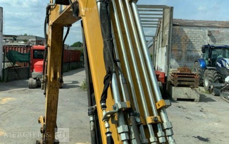 CATERPILLAR 3,05E+04  PEL748058
