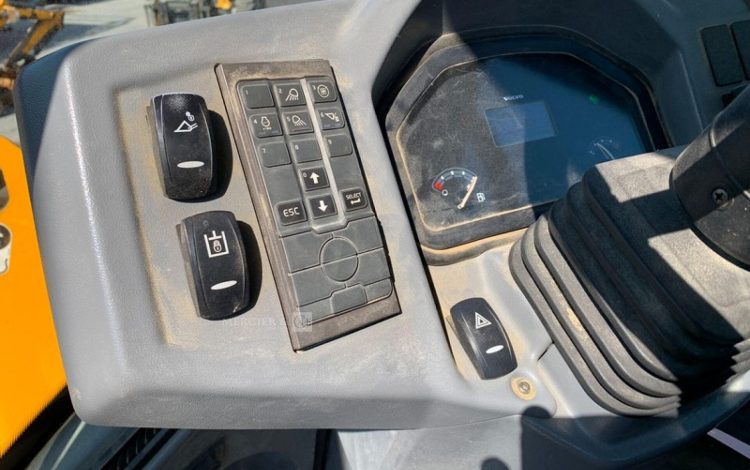 VOLVO L30G  KUB010207