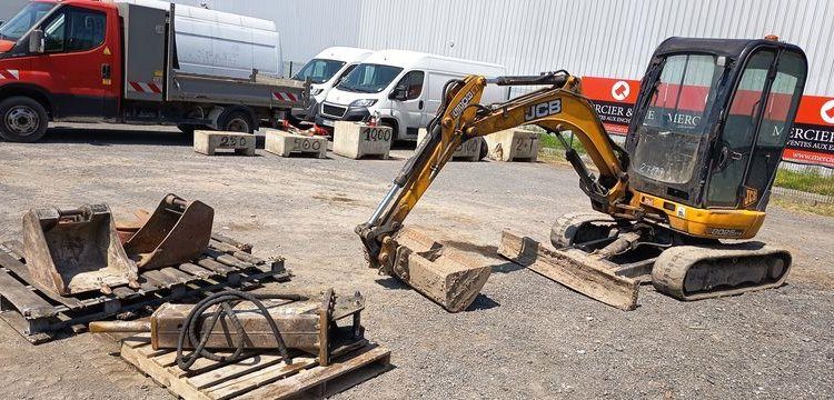 JCB MINI-PELLE 8025 ZTS AVEC GODET CURAGE 1,20M, GODET RETRO 0.20M ET BRH  27887