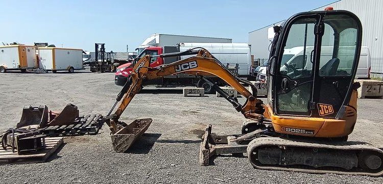 JCB MINI-PELLE 8025 ZTS AVEC GODET CURAGE 1,20M, GODET RETRO 0.20M ET BRH  27887