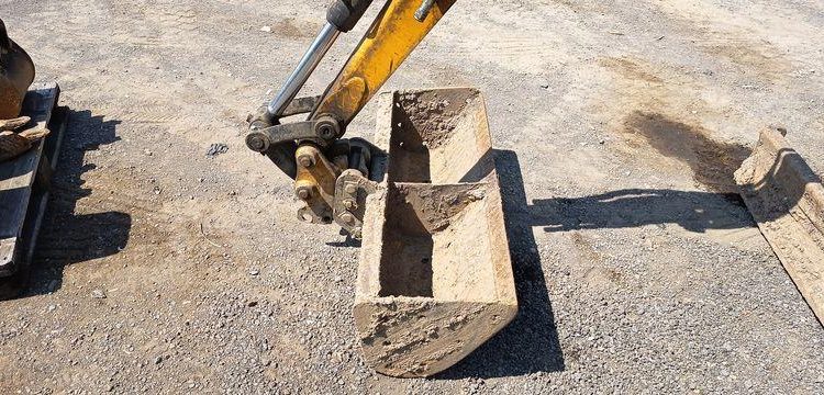 JCB MINI-PELLE 8025 ZTS AVEC GODET CURAGE 1,20M, GODET RETRO 0.20M ET BRH  27887