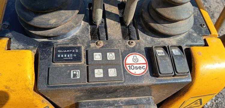 JCB MICRO-PELLE SUR CHENILLES 8010 CTS – 1,03T – DIESEL – 895 HEURES  8010CTS