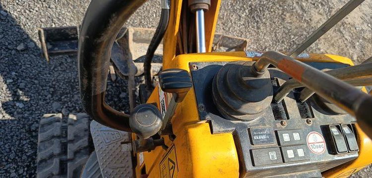JCB MICRO-PELLE SUR CHENILLES 8010 CTS – 1,03T – DIESEL – 895 HEURES  8010CTS