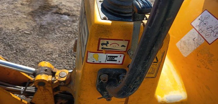 JCB MICRO-PELLE SUR CHENILLES 8010 CTS – 1,03T – DIESEL – 895 HEURES  8010CTS