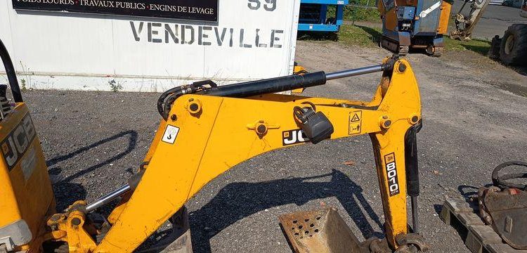 JCB MICRO-PELLE SUR CHENILLES 8010 CTS – 1,03T – DIESEL – 895 HEURES  8010CTS