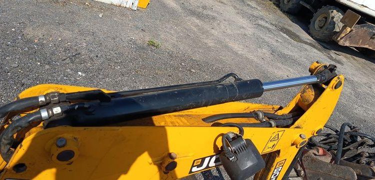 JCB MICRO-PELLE 8010 CTS EQUIPEE GODET CURAGE 1M, GODET RETRO 0.30M ET BRH  8010LTS
