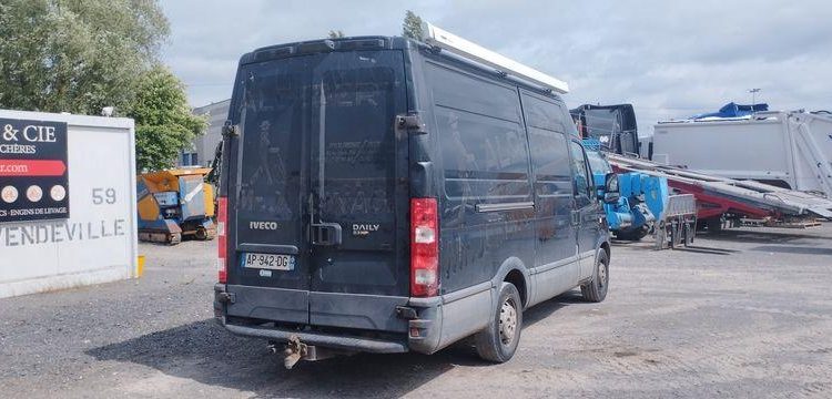 IVECO DAILY 4 FOURGON PHASE 2 35S13V13 2.3TD MOYEN SURELEVE 126 CV – DIESEL NOIR AP-942-DG