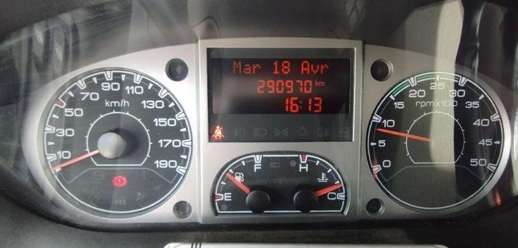 IVECO DAILY 4 FOURGON PHASE 2 35S13V13 2.3TD MOYEN SURELEVE 126 CV – DIESEL NOIR AP-942-DG