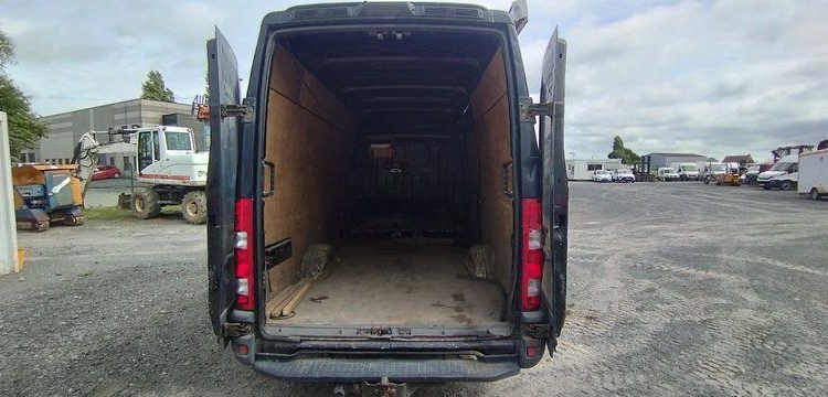 IVECO DAILY 4 FOURGON PHASE 2 35S13V13 2.3TD MOYEN SURELEVE 126 CV – DIESEL NOIR AP-942-DG