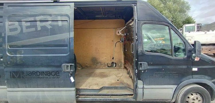 IVECO DAILY 4 FOURGON PHASE 2 35S13V13 2.3TD MOYEN SURELEVE 126 CV – DIESEL NOIR AP-942-DG